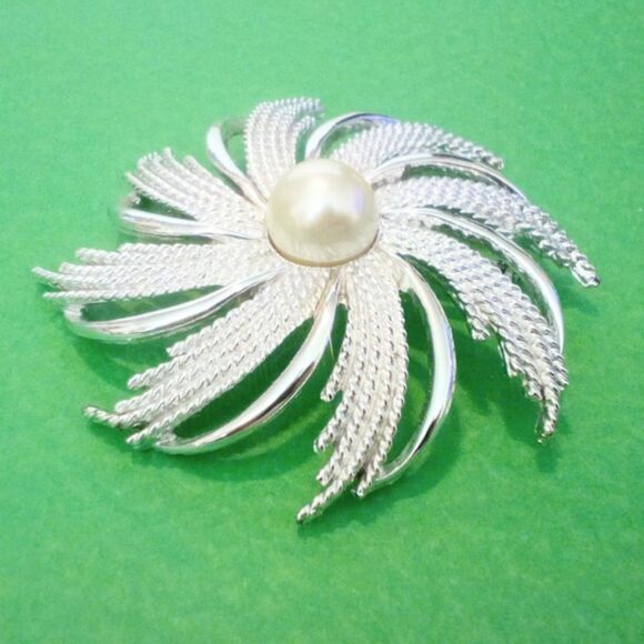Vintage Sarah Coventry Pinwheel Silvertone Faux Pearl Brooch 1962 - Picture 2 of 6
